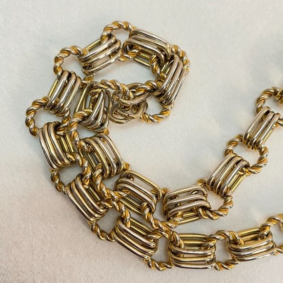 Gold Tone Chain Necklace Round Spiral Links With 3 Smooth Oval Links In a Group - Picture 3 of 7